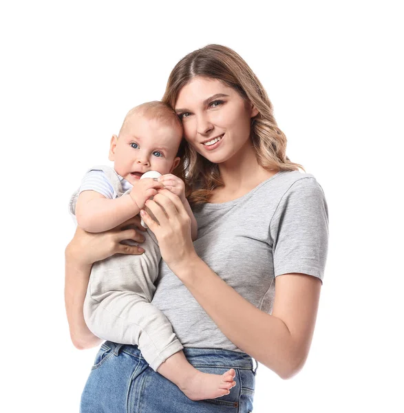 Genç Anne Beyaz Arka Planda Tatlı Bebeğine Veriyor — Stok fotoğraf