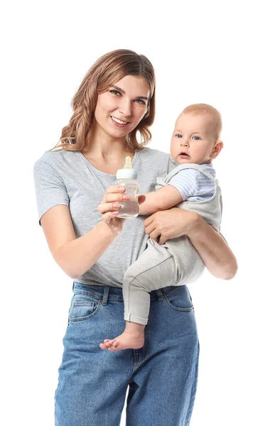 Madre Joven Con Bebé Biberón Agua Sobre Fondo Blanco — Foto de Stock