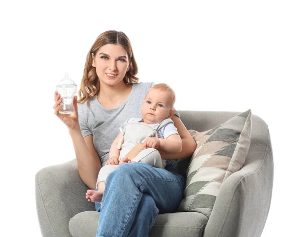 Giovane Madre Con Piccolo Bambino Bottiglia Acqua Sfondo Bianco — Foto Stock