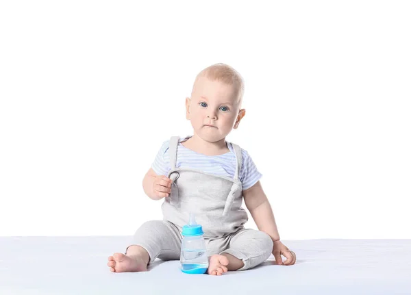 Lindo Bebé Con Biberón Agua Sobre Fondo Blanco —  Fotos de Stock