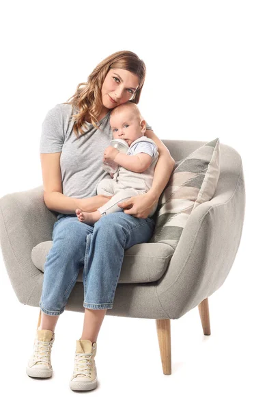 Giovane Madre Che Acqua Suo Bambino Carino Sfondo Bianco — Foto Stock