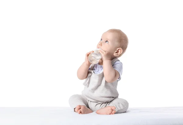 Lindo Bebé Bebiendo Agua Del Biberón Sobre Fondo Blanco — Foto de Stock