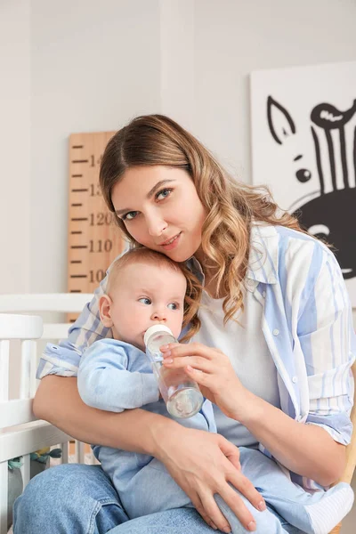 Mladá Matka Dává Vodu Její Roztomilé Dítě Doma — Stock fotografie