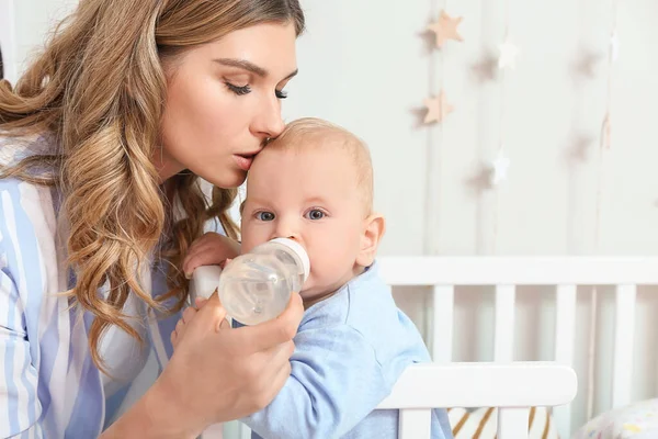 Mladá Matka Dává Vodu Její Roztomilé Dítě Ložnici — Stock fotografie