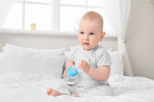 Мила Маленька Дитина Пляшкою Води Спальні — стокове фото