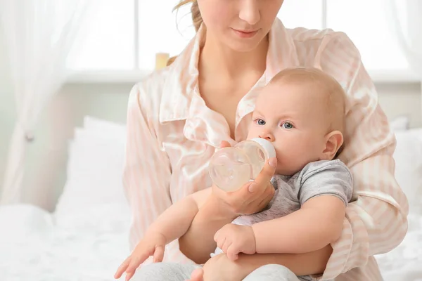 Joven Madre Dando Agua Lindo Bebé Dormitorio —  Fotos de Stock