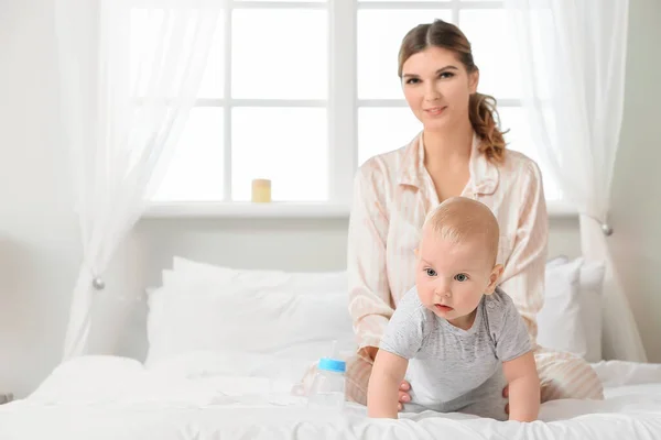 Young Mother Little Baby Bottle Water Bedroom — Stock Photo, Image