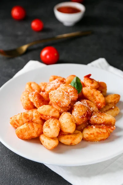 Läcker Gnocchi Med Tomatsås Tallrik Mörkt Bord Närbild — Stockfoto