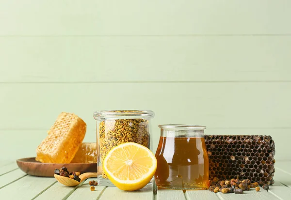 Różne Produkty Pszczele Cytryną Kolorowe Drewniane Tło — Zdjęcie stockowe