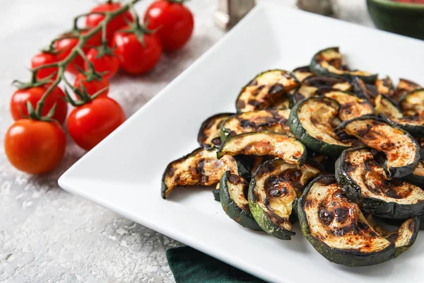 Hafif arka planda lezzetli ızgara kabak tabağı, yakın plan.