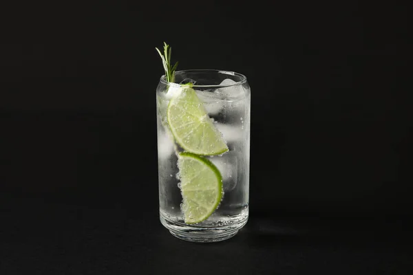 Verre Gin Froid Tonique Sur Fond Sombre — Photo