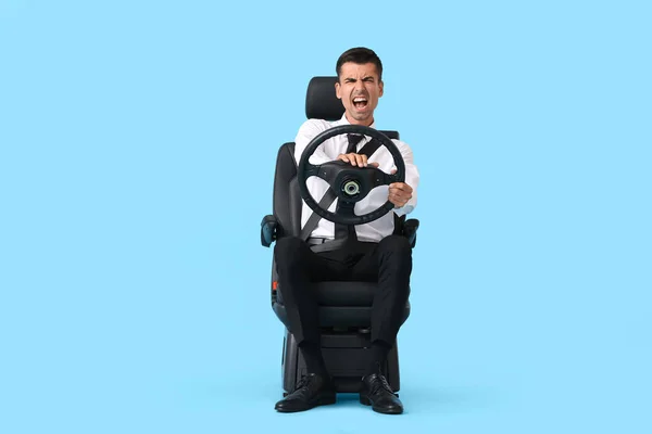 Θυμωμένος Επιχειρηματίας Κάθισμα Αυτοκινήτου Και Τιμόνι Στο Φόντο Χρώμα — Φωτογραφία Αρχείου
