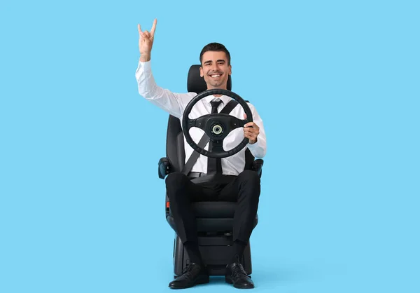 Επιχειρηματίας Κάθισμα Αυτοκινήτου Και Τιμόνι Δείχνει Κέρατα Διάβολος Χειρονομία Στο — Φωτογραφία Αρχείου