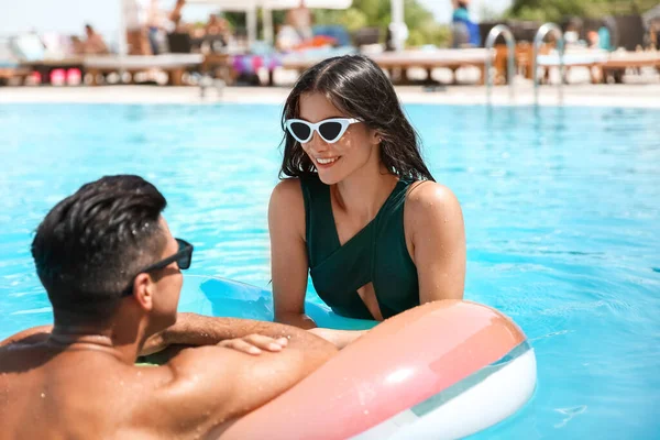 Young Couple Inflatable Ring Swimming Pool — Stock Photo, Image