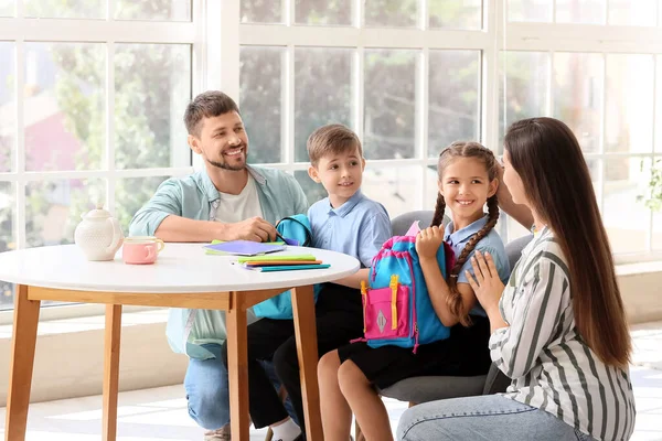 Pais Preparando Seus Filhos Para Escola — Fotografia de Stock