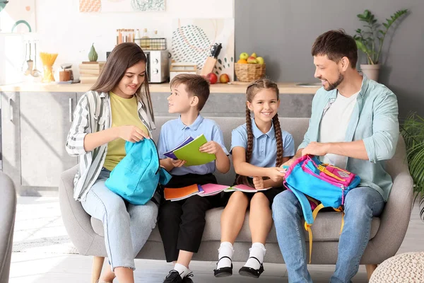 Genitori Che Preparano Loro Bambini Piccoli Scuola — Foto Stock