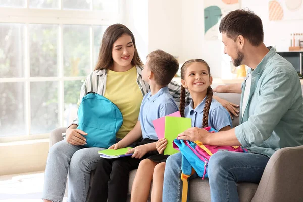 Parents Getting Little Children Ready School — Stock Photo, Image