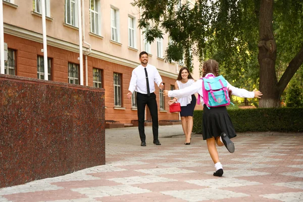 Pais Conhecendo Sua Filhinha Depois Escola — Fotografia de Stock