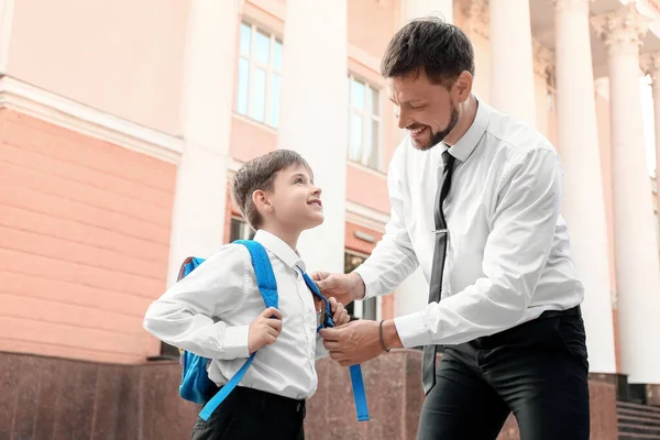 Menino Bonito Indo Para Escola Com Seu Pai — Fotografia de Stock