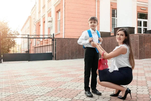 Bonito Menino Indo Para Escola Com Sua Mãe — Fotografia de Stock