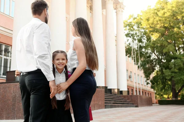 Pais Dizendo Adeus Sua Menina Perto Escola — Fotografia de Stock