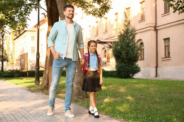 Menina Bonito Indo Para Escola Com Seu Pai — Fotografia de Stock