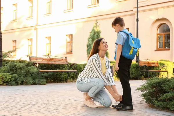 Bonito Menino Indo Para Escola Com Sua Mãe — Fotografia de Stock