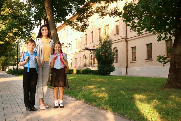 Bonito Crianças Indo Para Escola Com Sua Mãe — Fotografia de Stock