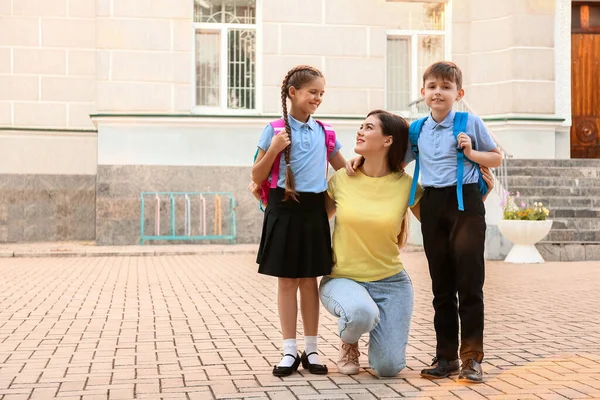 Mother Saying Goodbye Her Little Children School — Stock Photo, Image