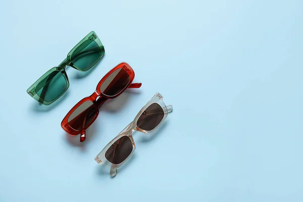 Elegantes Gafas Sol Femeninas Sobre Fondo Color —  Fotos de Stock
