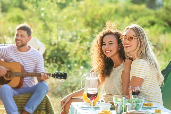 Mujeres Jóvenes Fiesta Barbacoa Día Verano — Foto de Stock