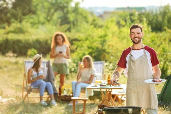 Joven Cocinando Comida Parrilla Barbacoa Aire Libre — Foto de Stock