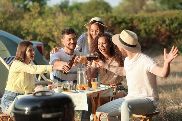 Amigos Piquenique Dia Verão — Fotografia de Stock