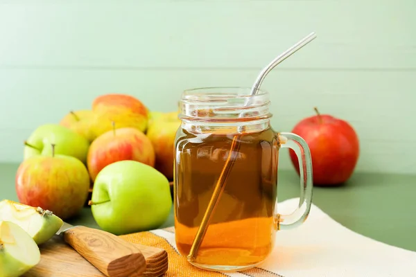 Mason Pot Van Lekkere Appelsap Kleur Houten Achtergrond Close — Stockfoto