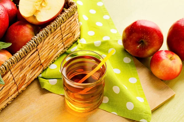 Vaso Sabroso Jugo Manzana Sobre Fondo Madera — Foto de Stock