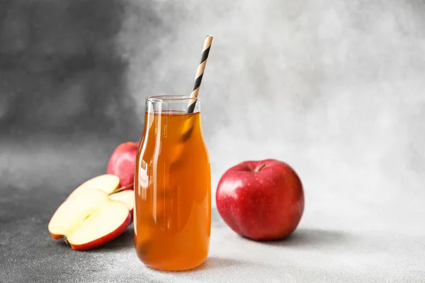 Eine Flasche Leckerer Apfelsaft Und Frisches Obst Auf Schwarzem Und — Stockfoto