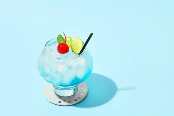 Glas Blue Lagoon Cocktail Auf Farbigem Hintergrund — Stockfoto