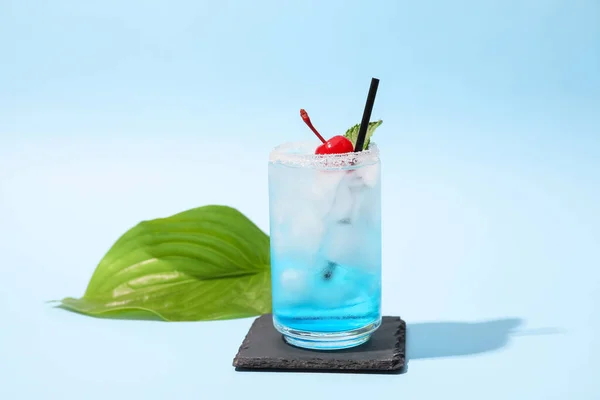 Glas Blue Lagoon Cocktail Kleur Achtergrond — Stockfoto