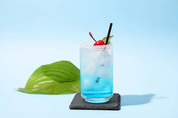 Glas Blå Lagoon Cocktail Färg Bakgrund — Stockfoto