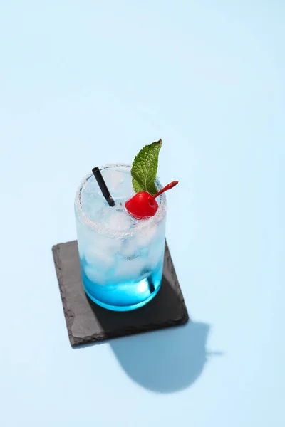 Glas Blue Lagoon Cocktail Kleur Achtergrond — Stockfoto