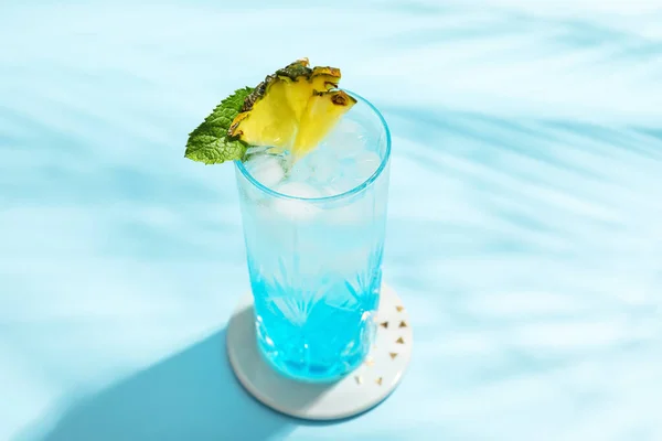 Glas Blue Lagoon Cocktail Kleur Achtergrond — Stockfoto