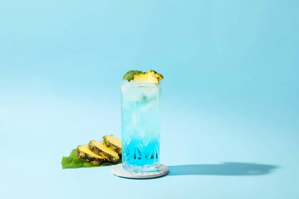 Glas Blue Lagoon Cocktail Kleur Achtergrond — Stockfoto