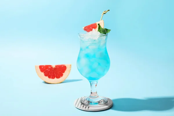 Glas Blue Lagoon Cocktail Auf Farbigem Hintergrund — Stockfoto