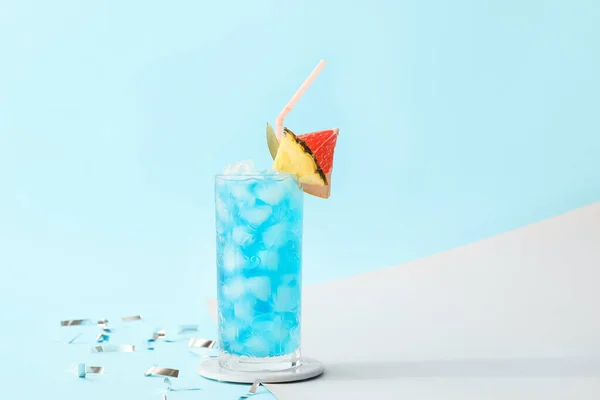 Szklanka Koktajlu Blue Lagoon Kolorowym Tle — Zdjęcie stockowe