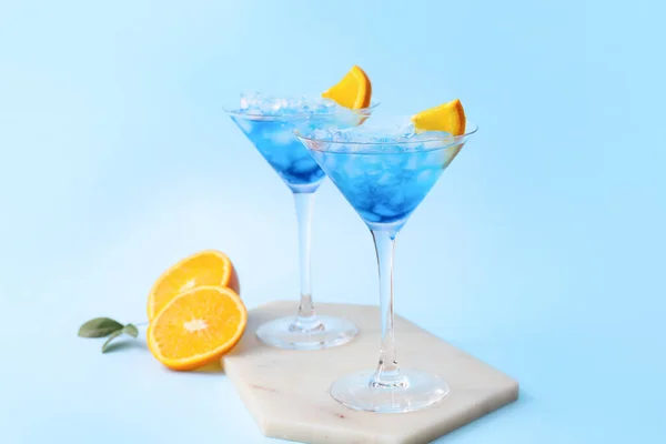 Gläser Blue Lagoon Cocktail Auf Farbigem Hintergrund — Stockfoto