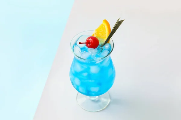 Glas Blue Lagoon Cocktail Auf Farbigem Hintergrund — Stockfoto
