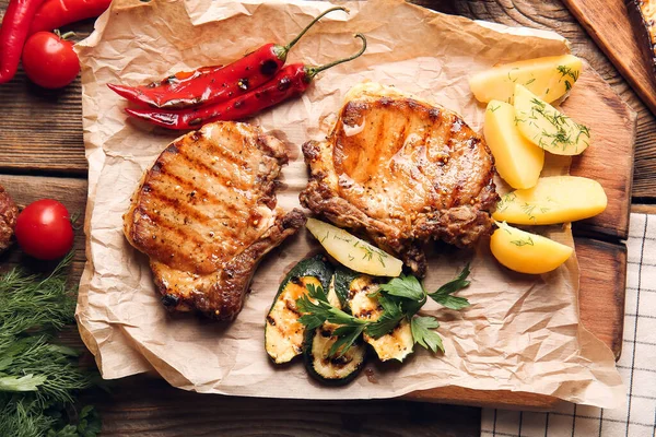 Board Tasty Pork Steaks Grilled Vegetables Wooden Background — Stock Photo, Image
