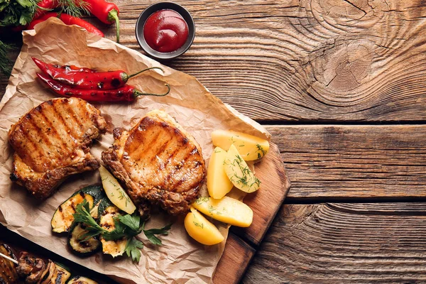 Board Tasty Pork Steaks Grilled Vegetables Wooden Background — Stock Photo, Image