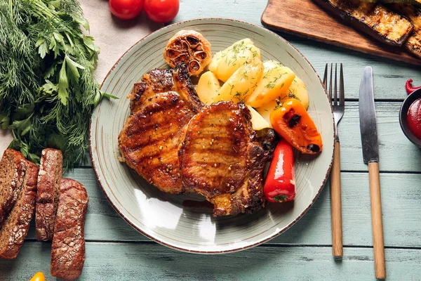 Plate Tasty Pork Steaks Grilled Vegetables Color Wooden Background — Stock Photo, Image