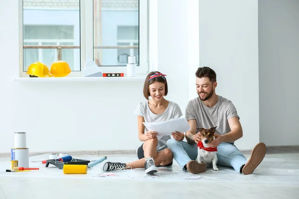 Junges Paar Mit Süßem Hund Und Palettenmustern Plant Entwurf Ihres — Stockfoto